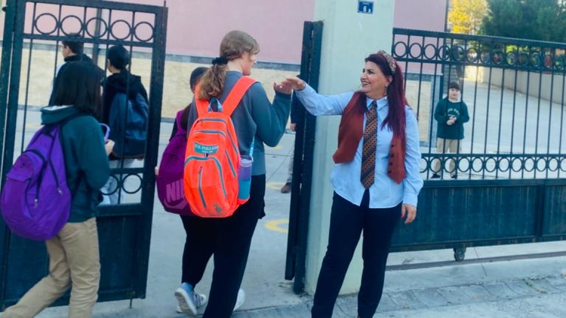 Okul Müdürümüz Sebahat Çetiner her sabah okul öğrencilerini kapıda karşılıyor.
